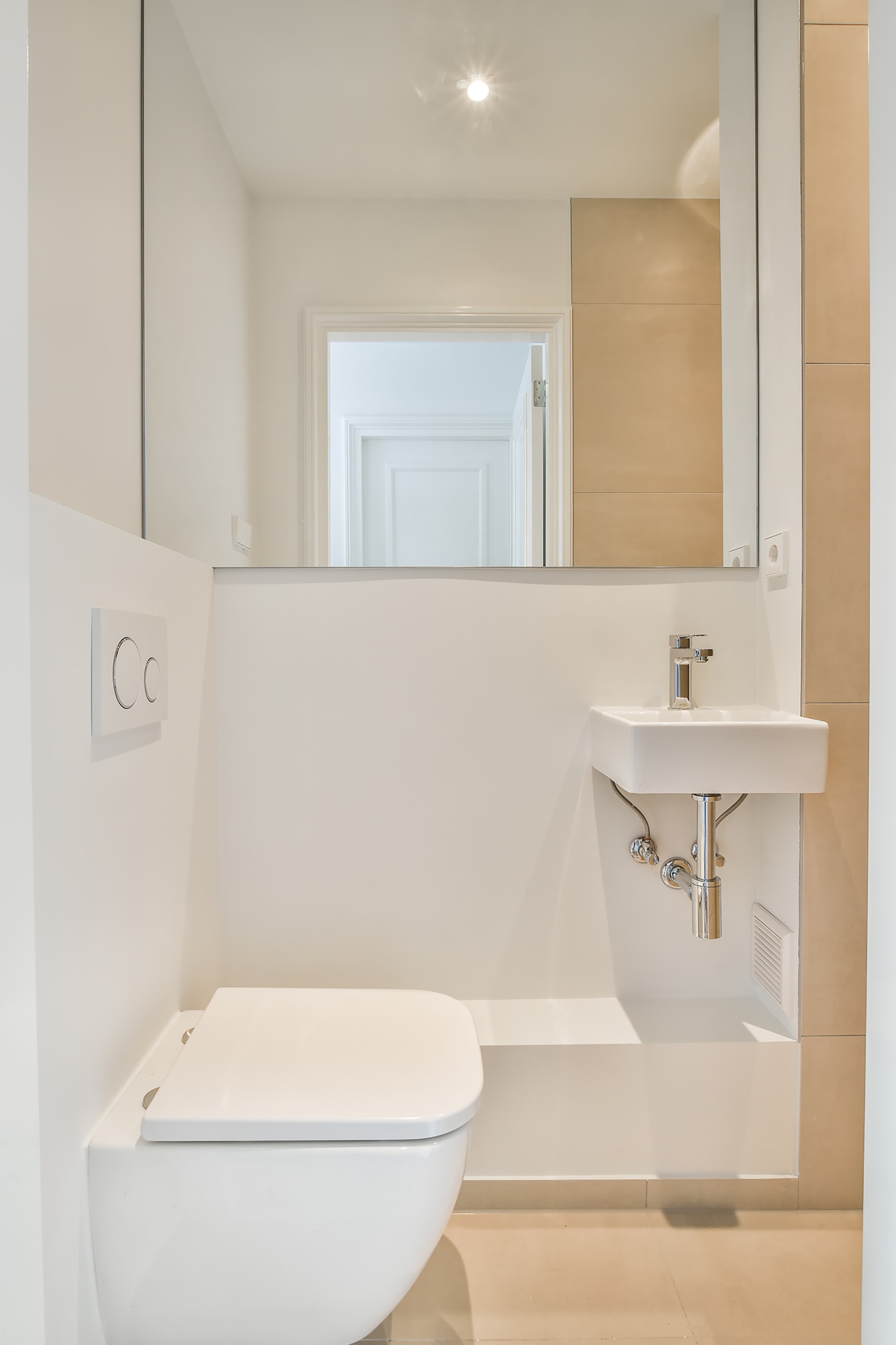 Baño de cortesía bajo escalera en Bétera